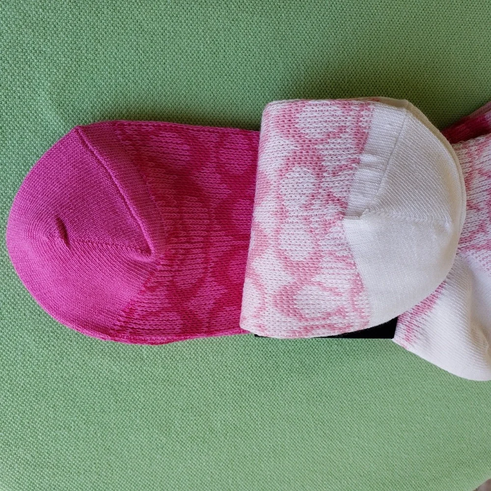COACH SIGNATURE ANKLE LENGTH SOCKS (PAIR):NWT PINK/CHALK C9136
